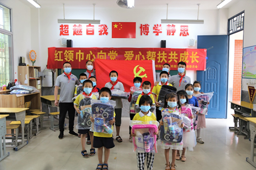 紅領(lǐng)巾心向黨，愛心幫扶共成長，開展愛心助學捐贈活動